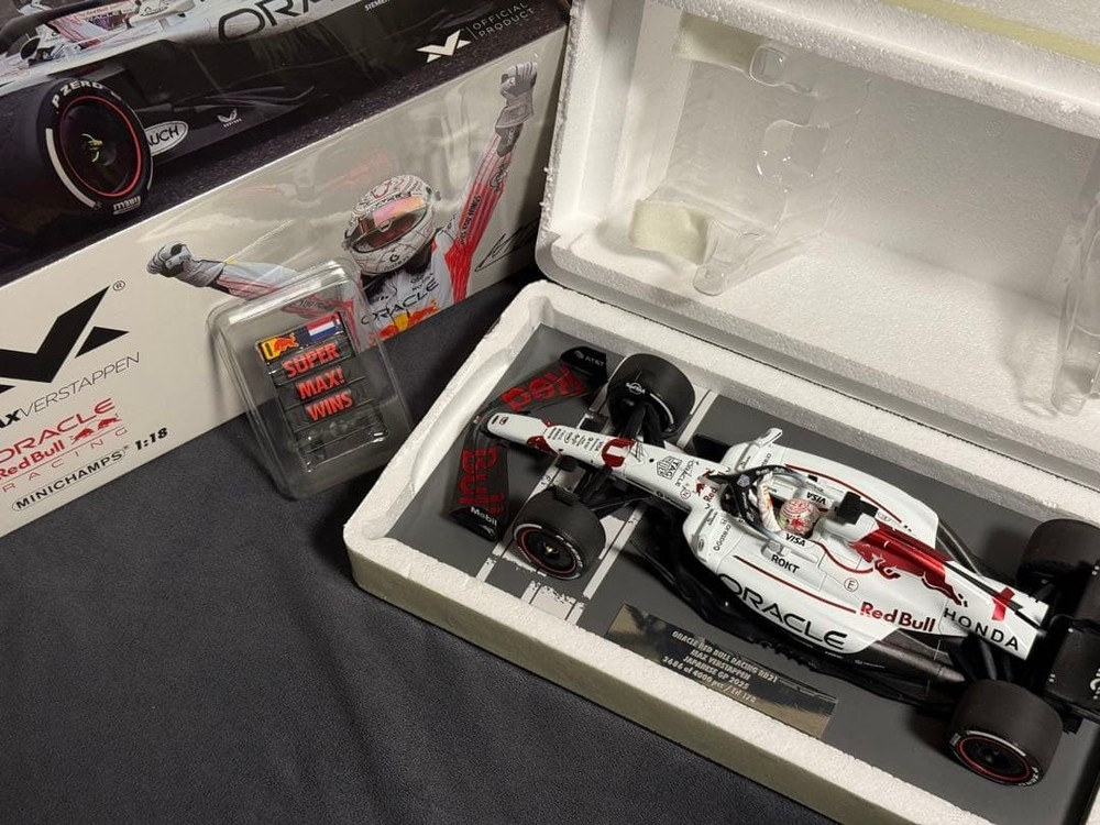 Minichamps 1/18 Red Bull RB21 Verstappen Japanese GP Winning with Pitboard