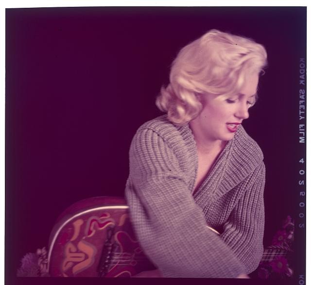 Photo:Marilyn Monroe 1950s portrait posing in sweater studio photo