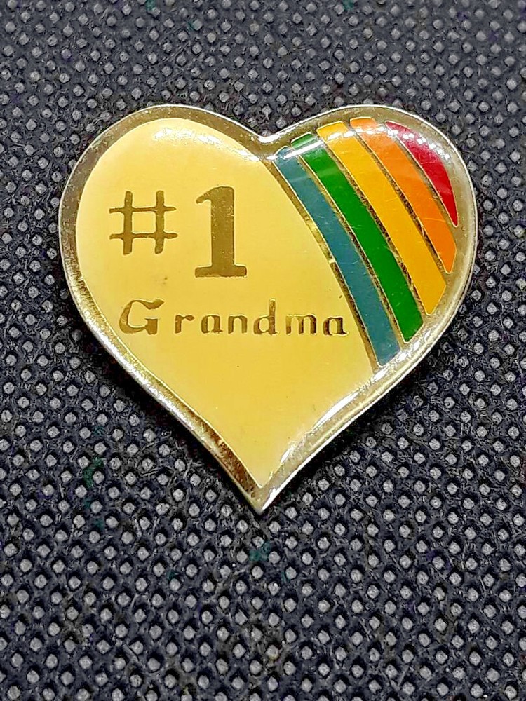 Pin De Colección #1 Diseño Corazón Arco Iris de la Abuela ~ Regalo Orgullo ~ Envío GRATUITO-image