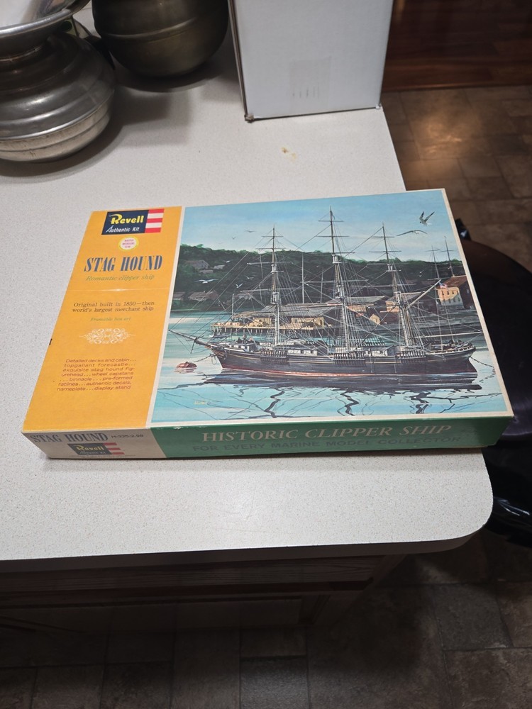 Revell Stag Hound H-325 : 300 Ship Model