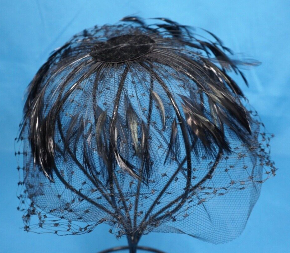VTG BLACK FASCINATOR JULIET CAP HAT Feathers & Tulle Netting VELVET CENTER TOP
