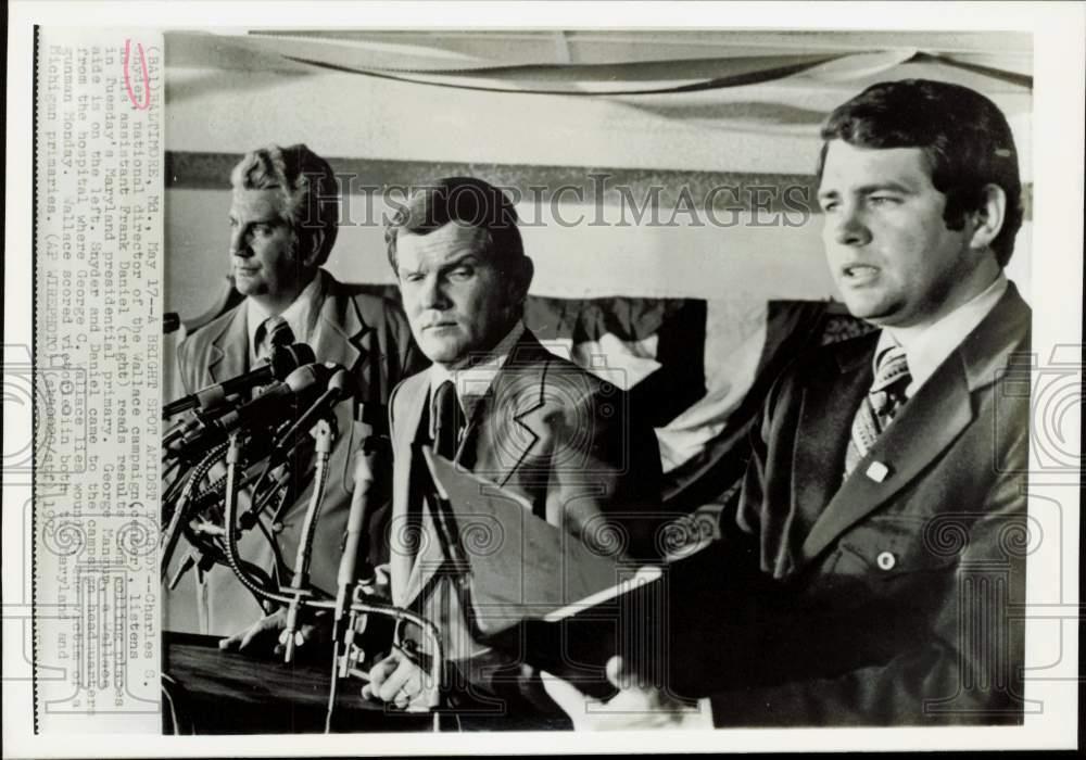 1972 Press Photo Frank Daniel announce primary election results in Baltimore