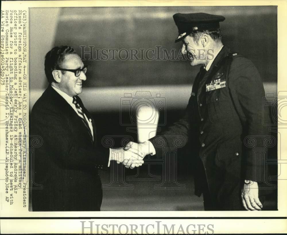 1973 Press Photo Henry Kissinger and military officer shake hands at Andrews AFB