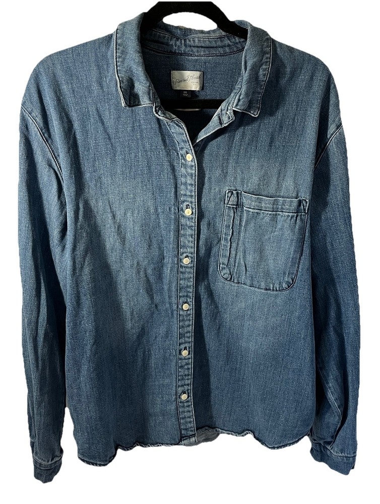 Universal Threads Woman’s Denim Shirt Size XXL Button Closure 1 Pocket Cuffs