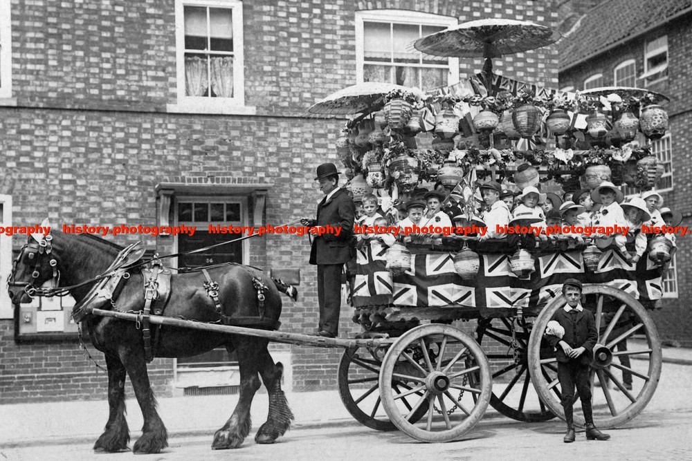 F015803 Children Sitting in Horse Drawn Cart In Newark Nottinghamshire 1905