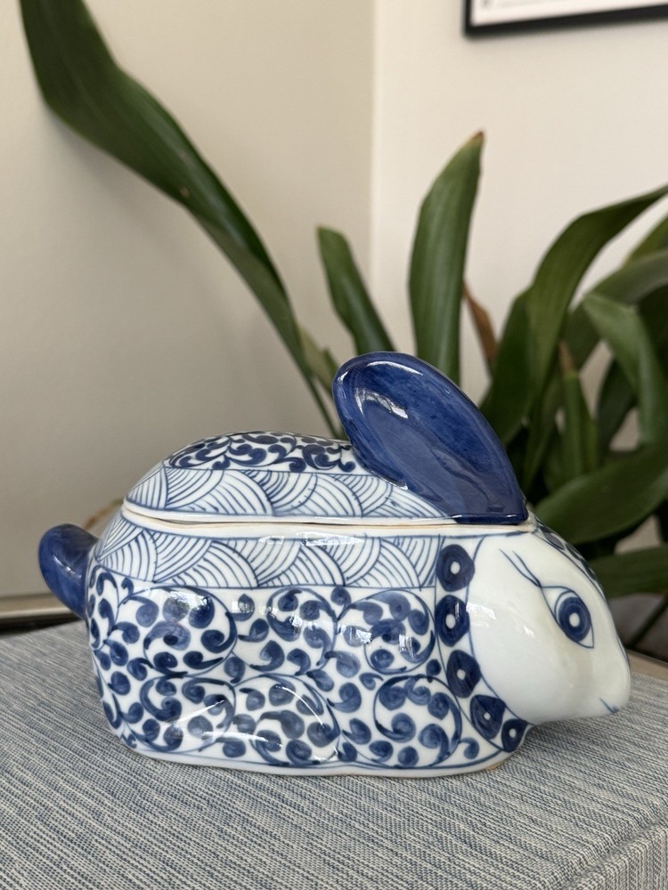 Vtg Blue White Chinoiserie Hand Painted Easter Bunny Trinket Dish Container Lid