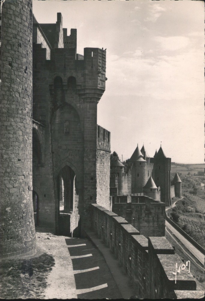 Carcassonne, France La Cite-L'Echauguette Original Vintage Postcard