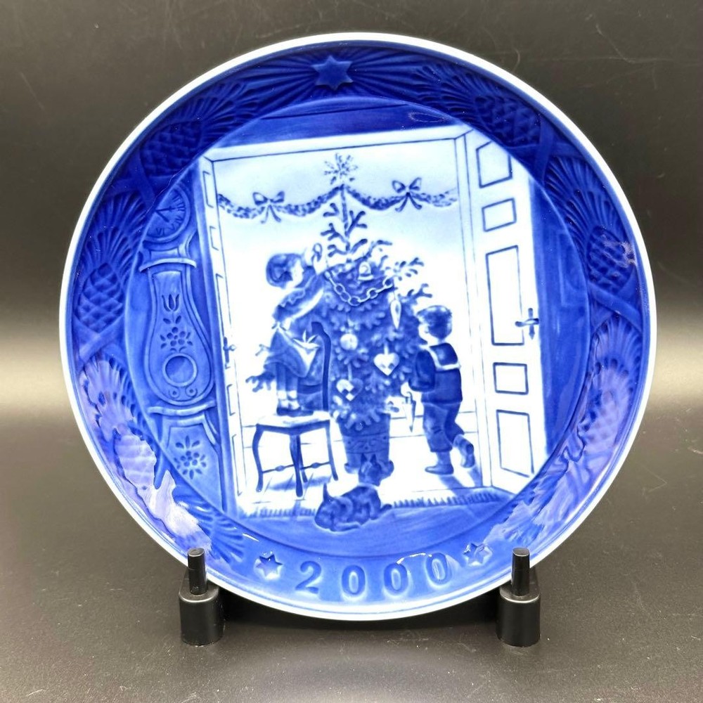 Royal Copenhagen Christmas Ear Plate 2000 Child Decorating Tree Collectible