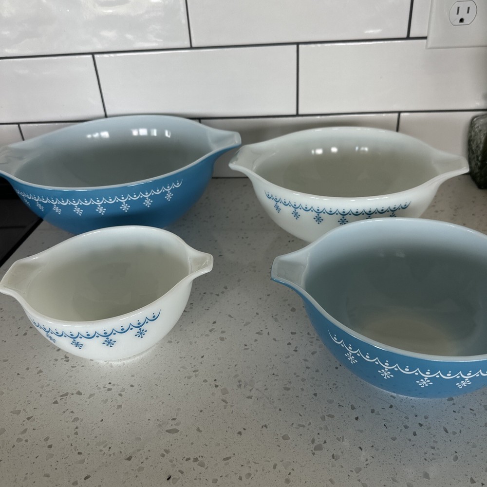 Vtg Set of 4 Pyrex Snowflake Cinderella Garland Nesting Mixing Bowls