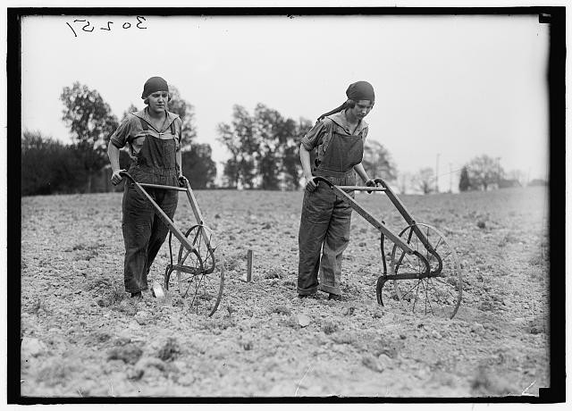 Photo:1919 Farmerettes National Emergency War Gardens Women Farming Tool