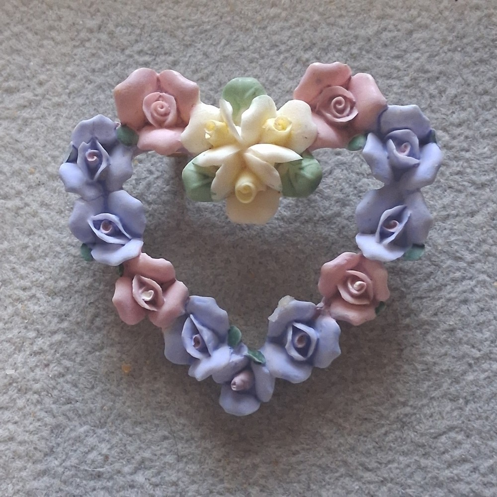Avon Porcelain Rose Heart Brooch Pin Pastel Ceramic Flower Wreath 1980s Vintage