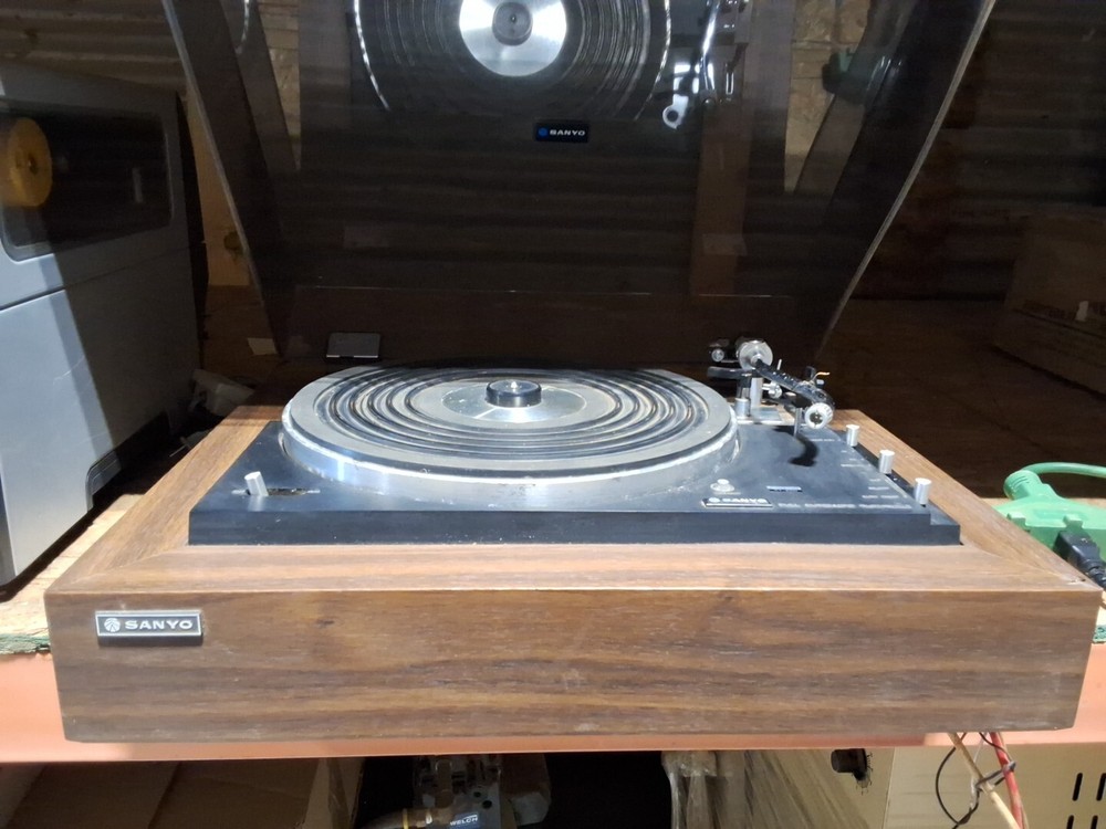 VINTAGE SANYO TP-700SA STEREO TURNTABLE. NOT WORKING.  FOR PARTS ONLY