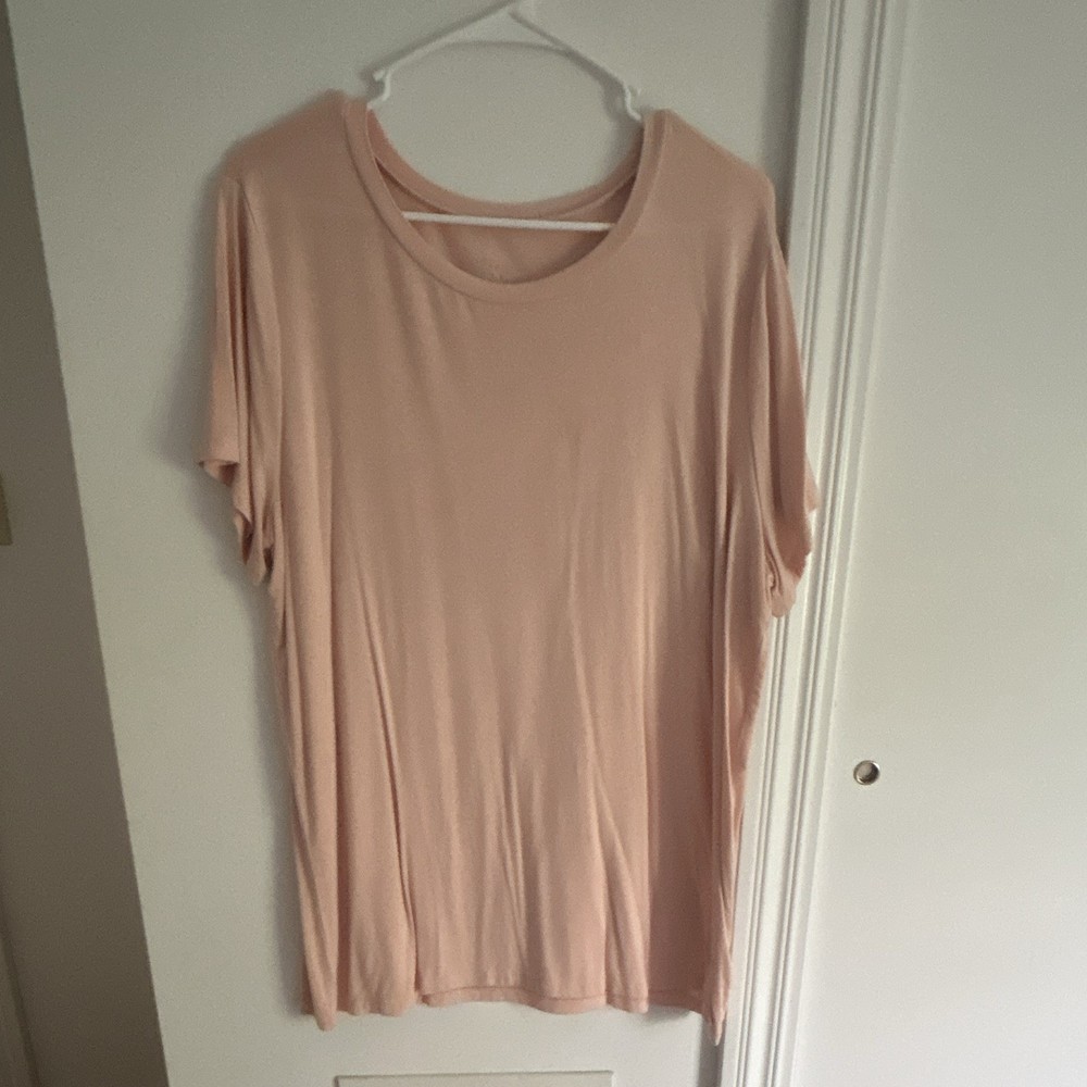Torrid Plus Size 2 Solid Pink Crew Neck Short Sleeve Knit T-Shirt