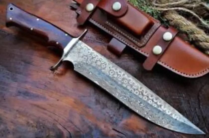 CUSTOM HANDMADE DAMASCUS STEEL HUNTING BOWIE KNIFE W/ WOODEN HANDLE & SHEATH