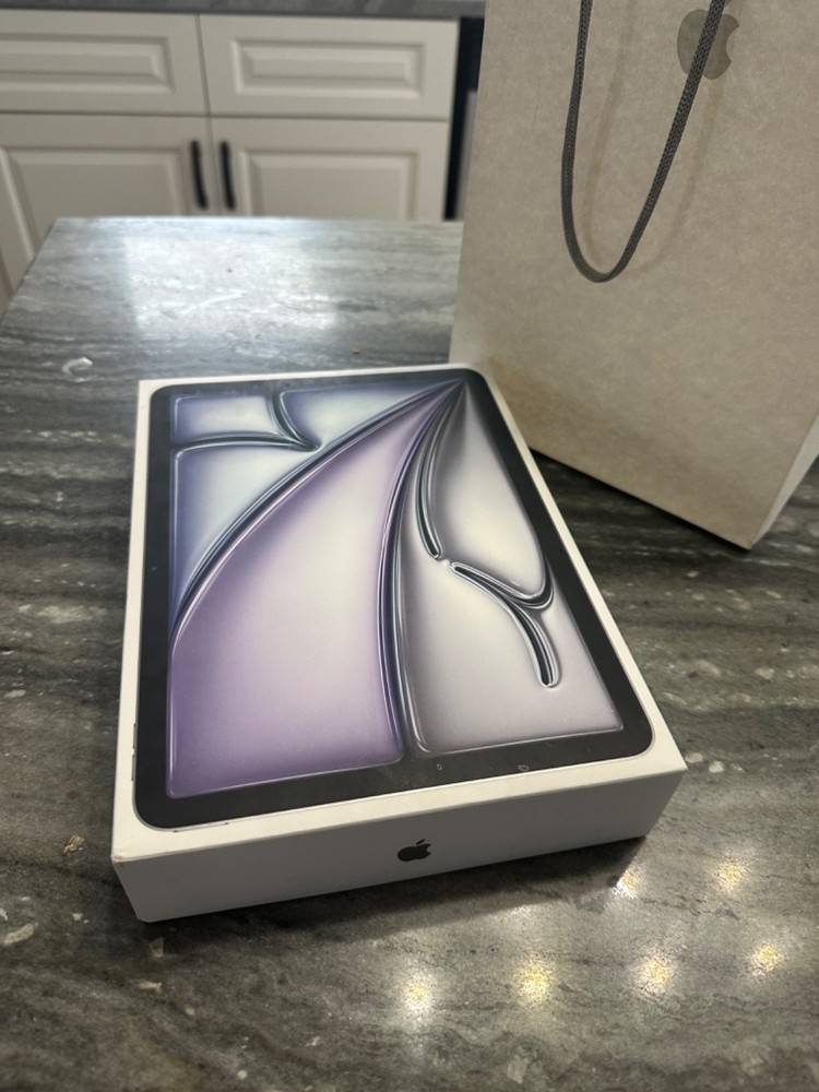 Apple iPad Air 11-inch (M3) 256 GB  **Brand New Sealed**