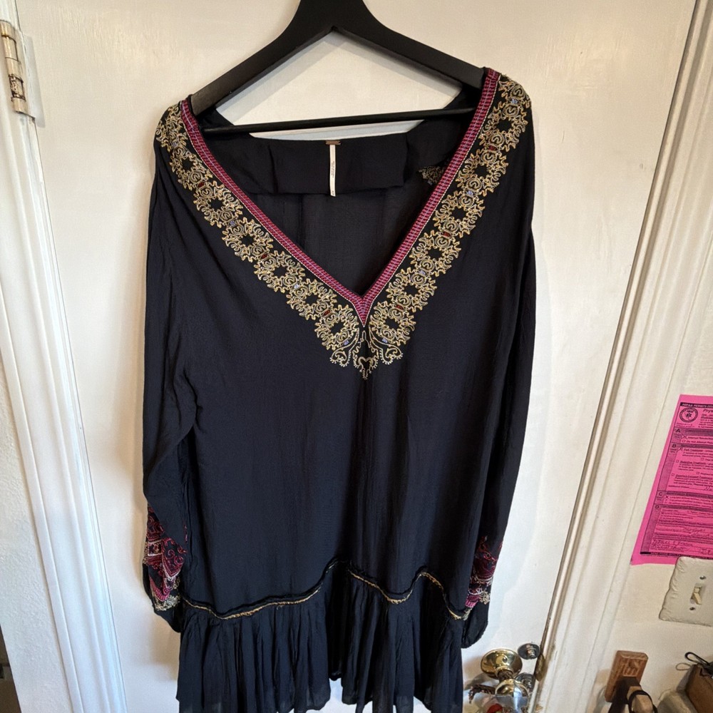FREE PEOPLE Top Women’s Size Med Black Embroidered Tunic Boho Peasant Relaxed