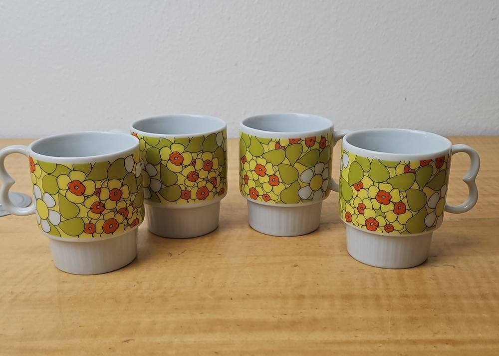Set Of 4 Retro Green Yellow Flowers Stacking Coffee Mugs SI Made In Japan