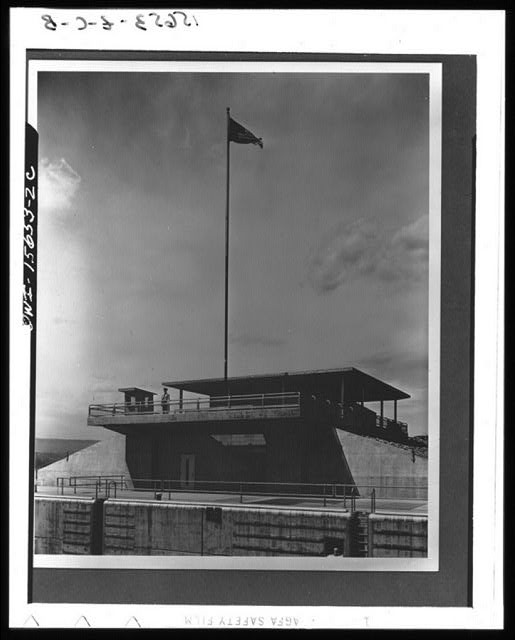 Photo:Fort Peck Dam Montana 1940s American Flag Observation Tower