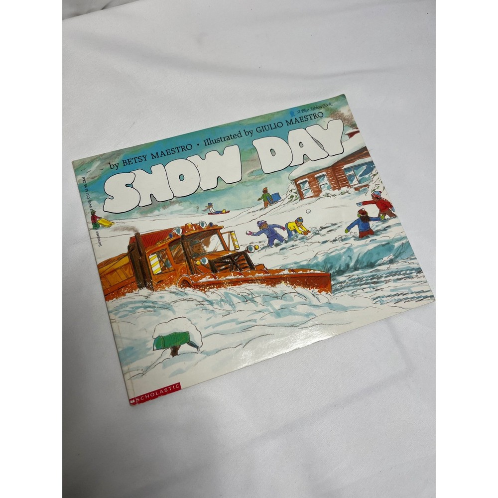 Snow Day Betsy Maestro Giulio Maestro ScholasticVintage Paperback Childrens Book