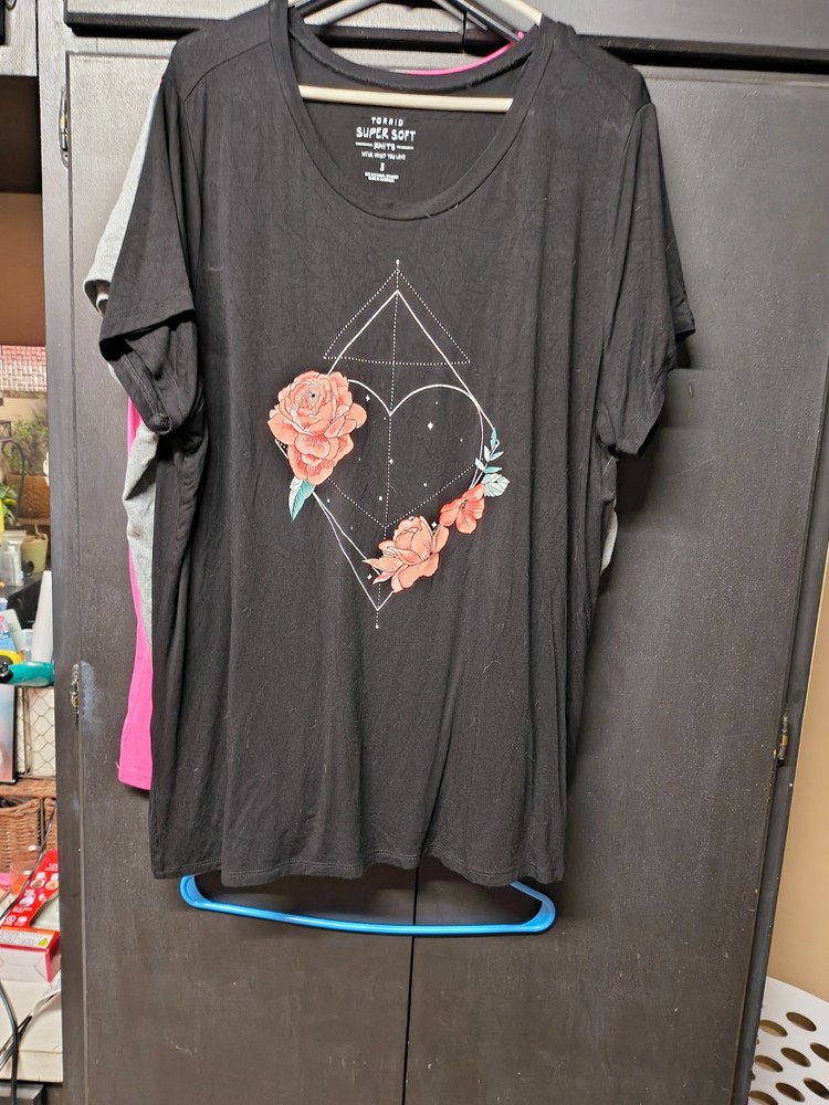 Torrid Women's Black Flower & Heart Super Soft Graphic T-Shirt Size 3