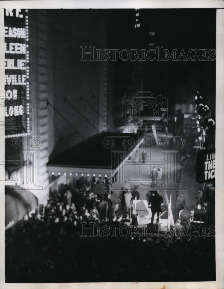 1959 Press Photo New York filming of NBC-TV show at Shubert Alley NYC.