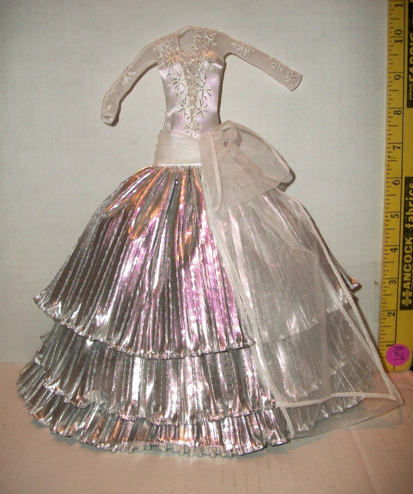 Barbie Doll Modelmuse Holiday Silver Dress Mattel Read A27 No Doll 2008