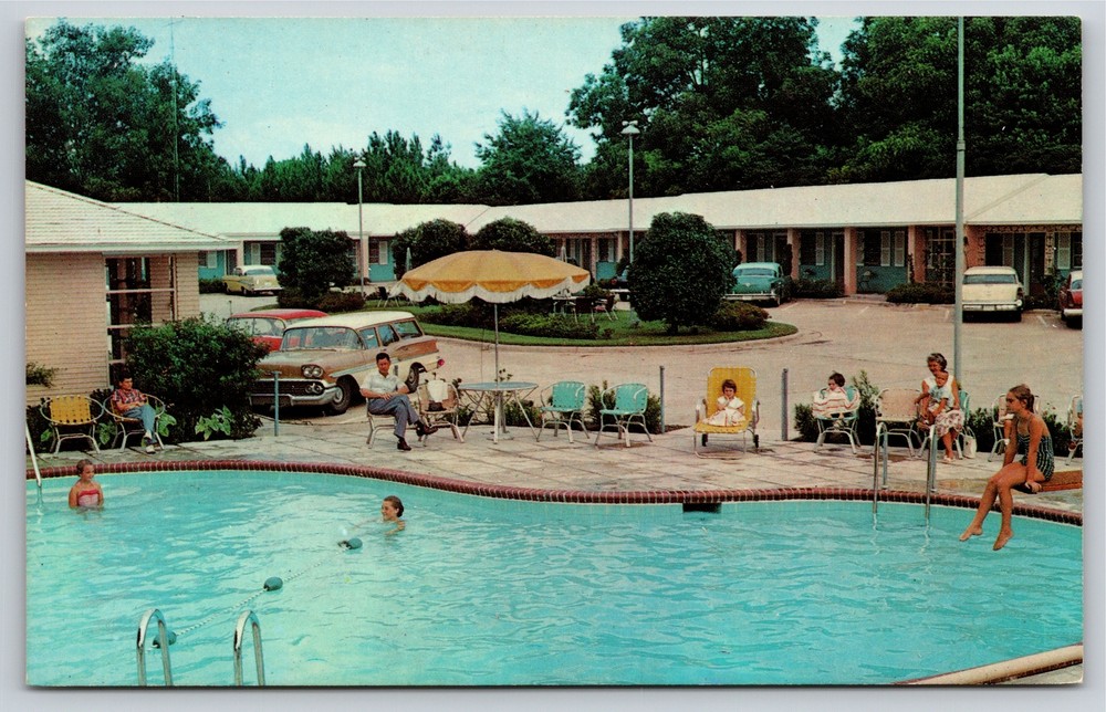 Roadside~Valdosta Georgia~Ashley Oaks Motel On US 41~Pool Scene~Vintage Postcard
