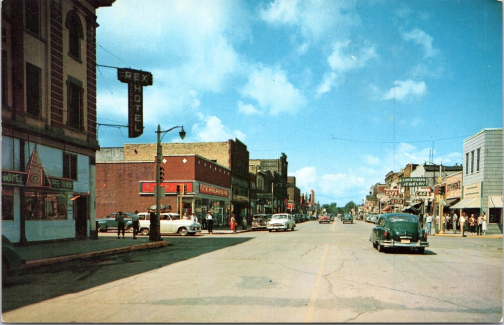 Postcard MN International Falls - Third Street at Third Avenue Looking West