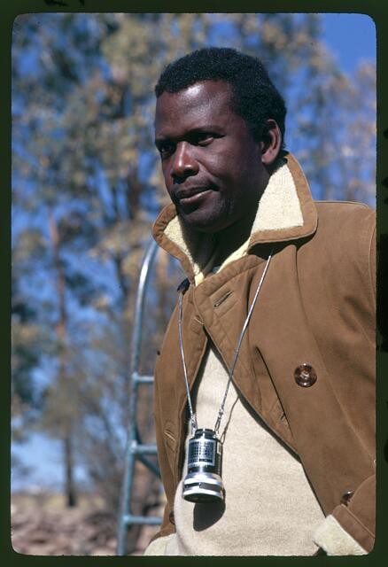 Photo:Sidney Poitier 1971 directing viewfinder hanging from neck portrait