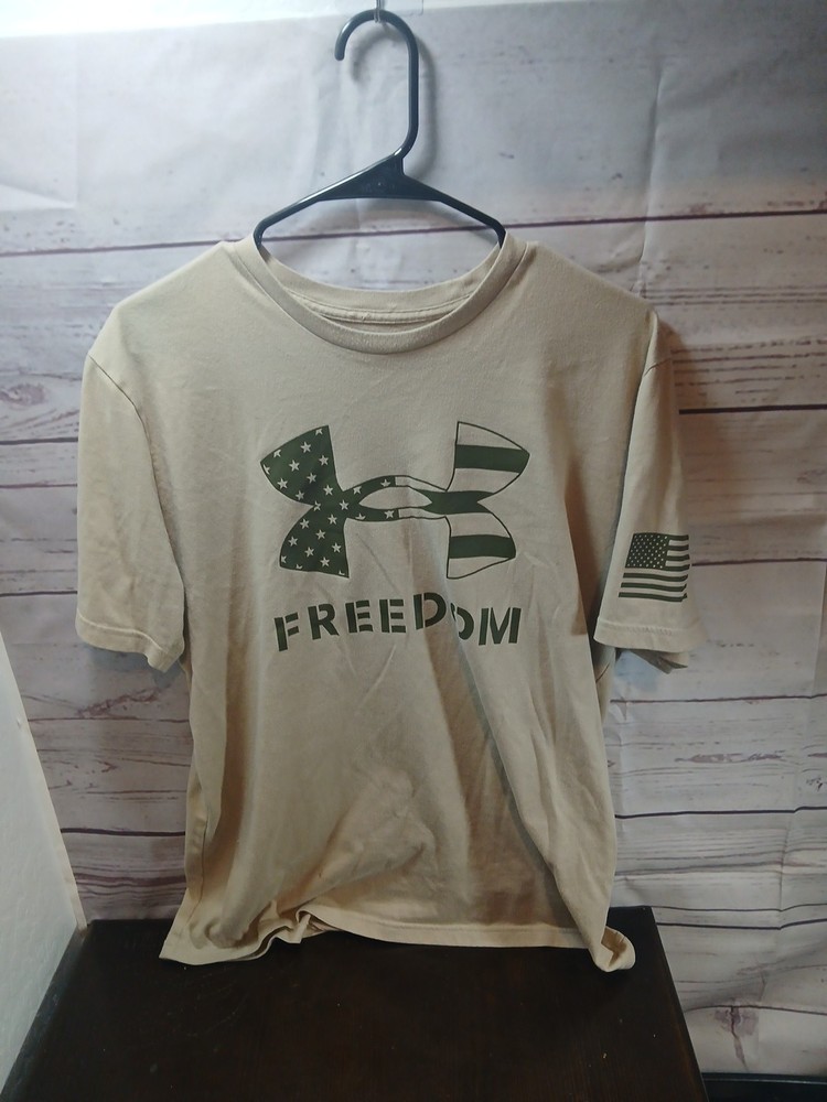 Under Armour Men’s Freedom Banner Tshirt Size L Army Baige Great Condition