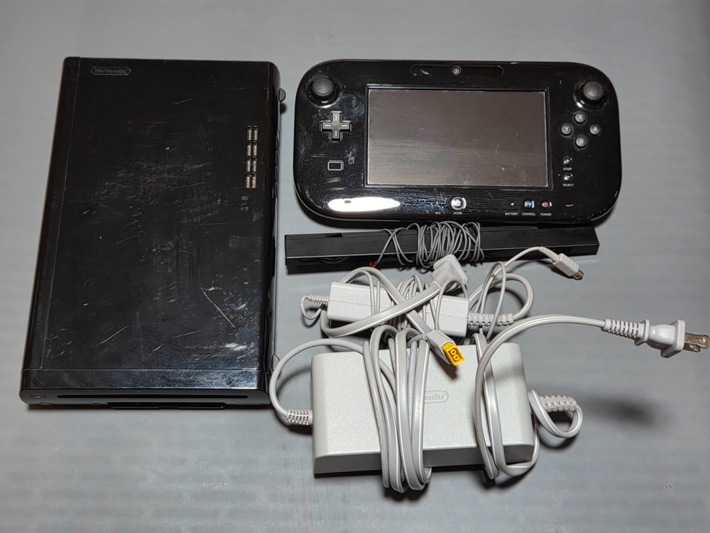 Nintendo Wii U 32GB Console & Handheld Gaming Set - Tested & Working