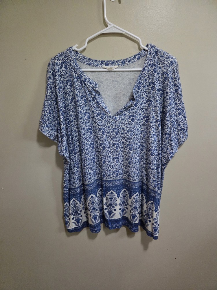 Lucky Brand Women's 1XL Short Sleeve Top, Blue and White Floral Print, V-Neck