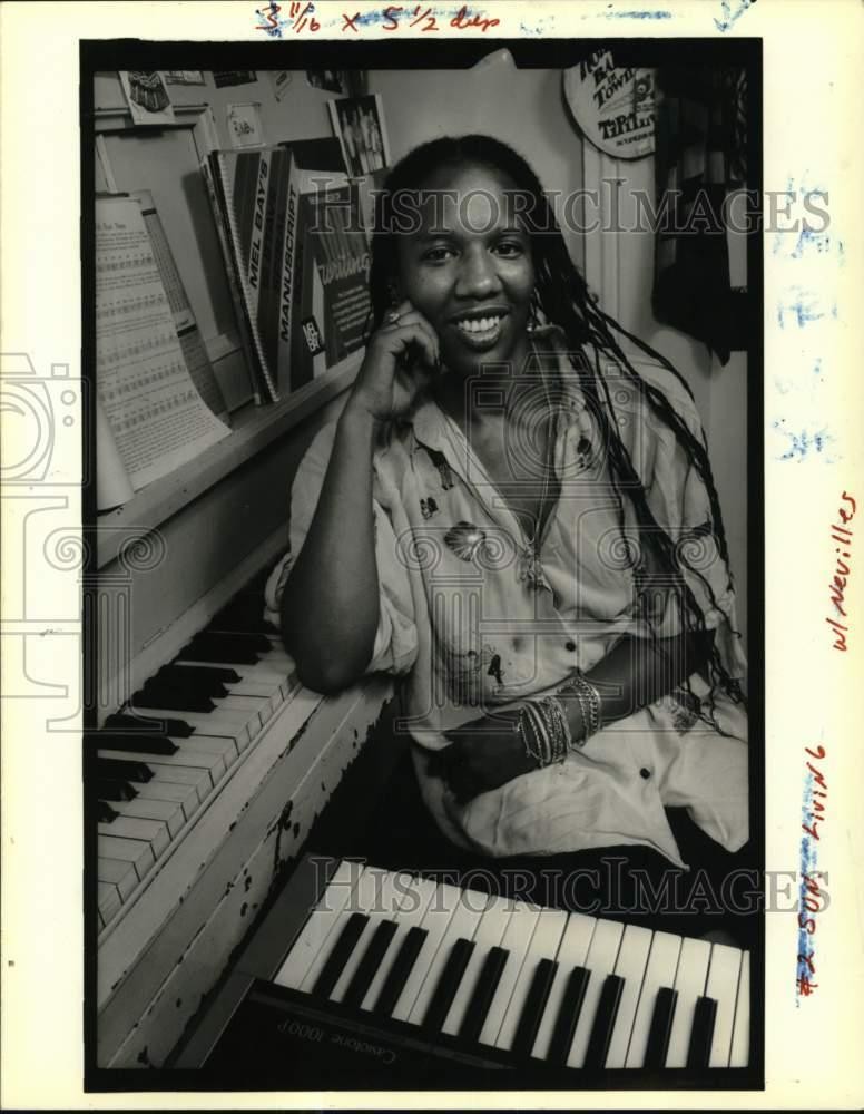 1989 Press Photo Singer Charmaine Neville at Home in New Orleans - nop82857