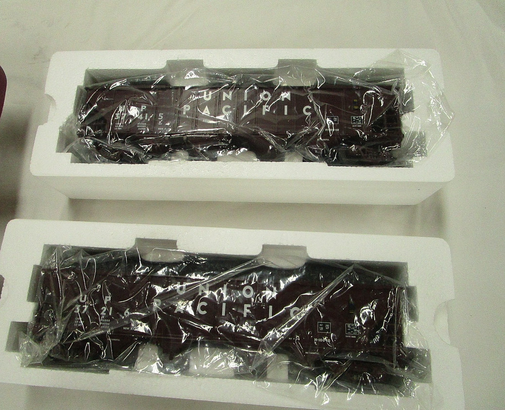 lot of 2   Mth Union Pacific #37216 4-Bay Hopper Car w/ Coal Load 20-97403  3