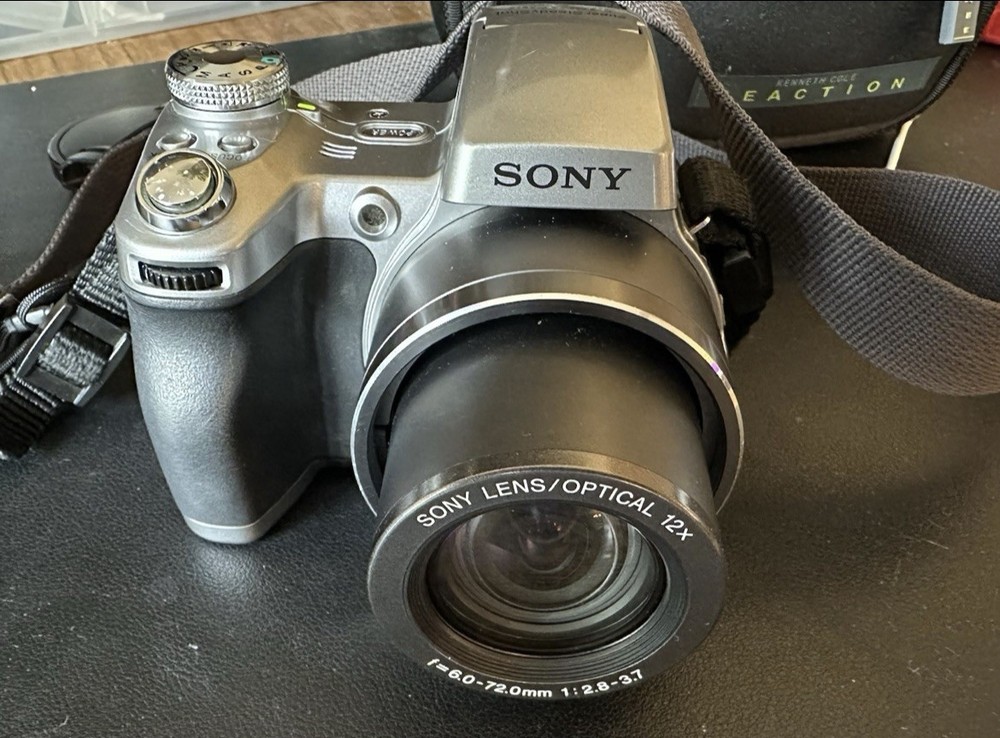 Sony Cyber-shot DSC-H1 5.1MP Digital Camera Super Steady Shot w/Case