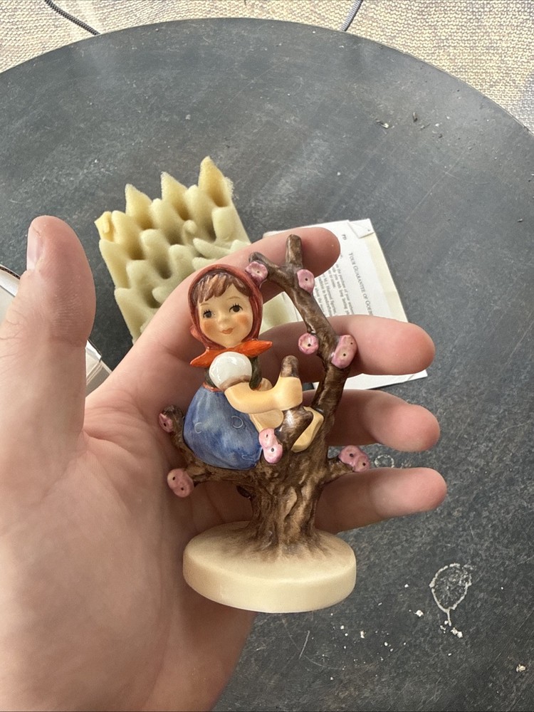 ** Vintage - MJ HUMMEL - GOEBEL - APPLE TREE GIRL Figurine