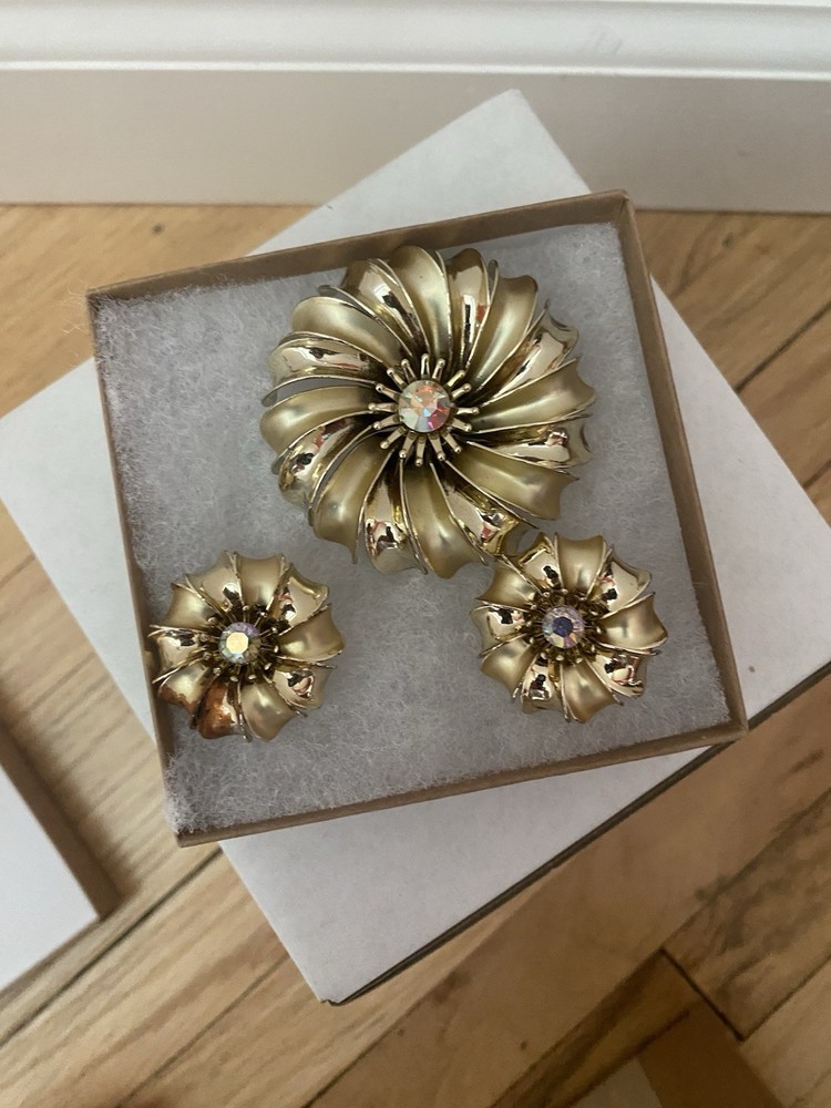 Vintage Gold Tone Metal Flower Brooch And Clip On Earrings Set AB Rhinestone