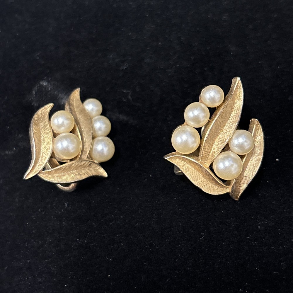 Vintage Crown Trifari Faux Pearl Gold Tone Leaf Clip On Earrings Signed 1”