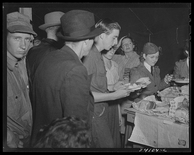 Photo:Batavia New York 1942 Red Cross feeds West Virginia farm laborers