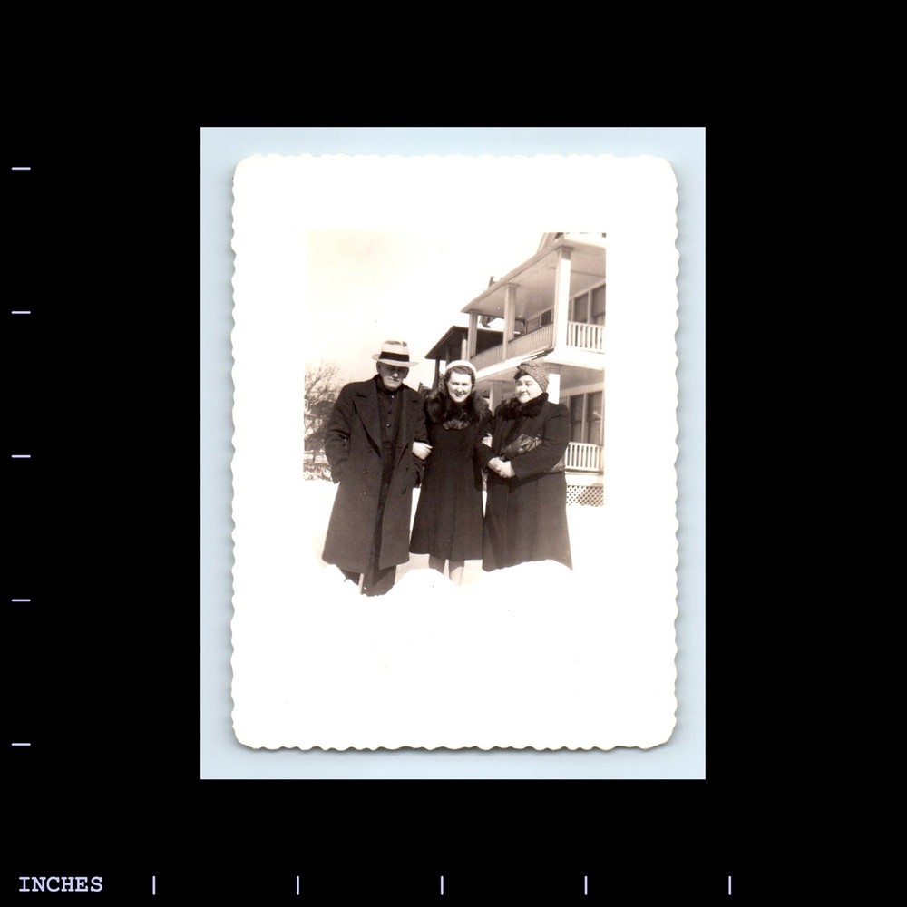 Old Vintage Photo AFFECTIONATE MAN WOMEN SNOW WINTER SCENE HOUSE