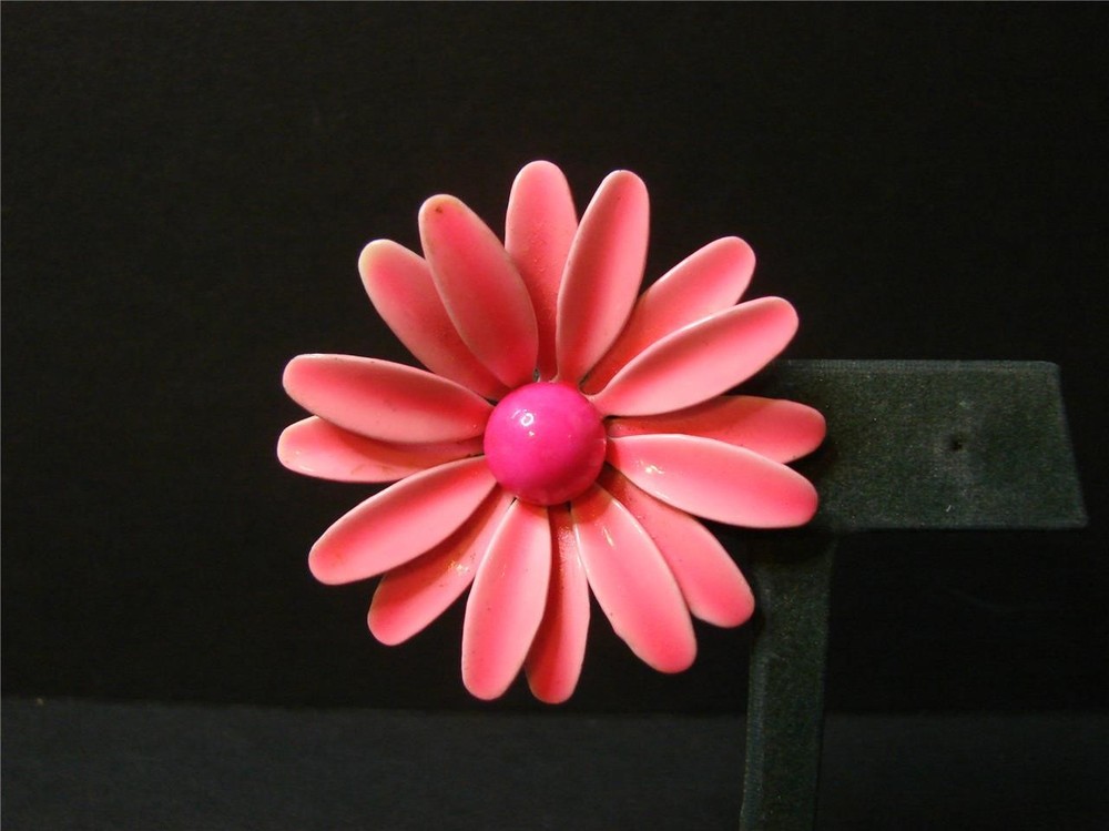Vintage Retro Mod 60's Shades of Pink Enamel Daisy Flower Pin Brooch