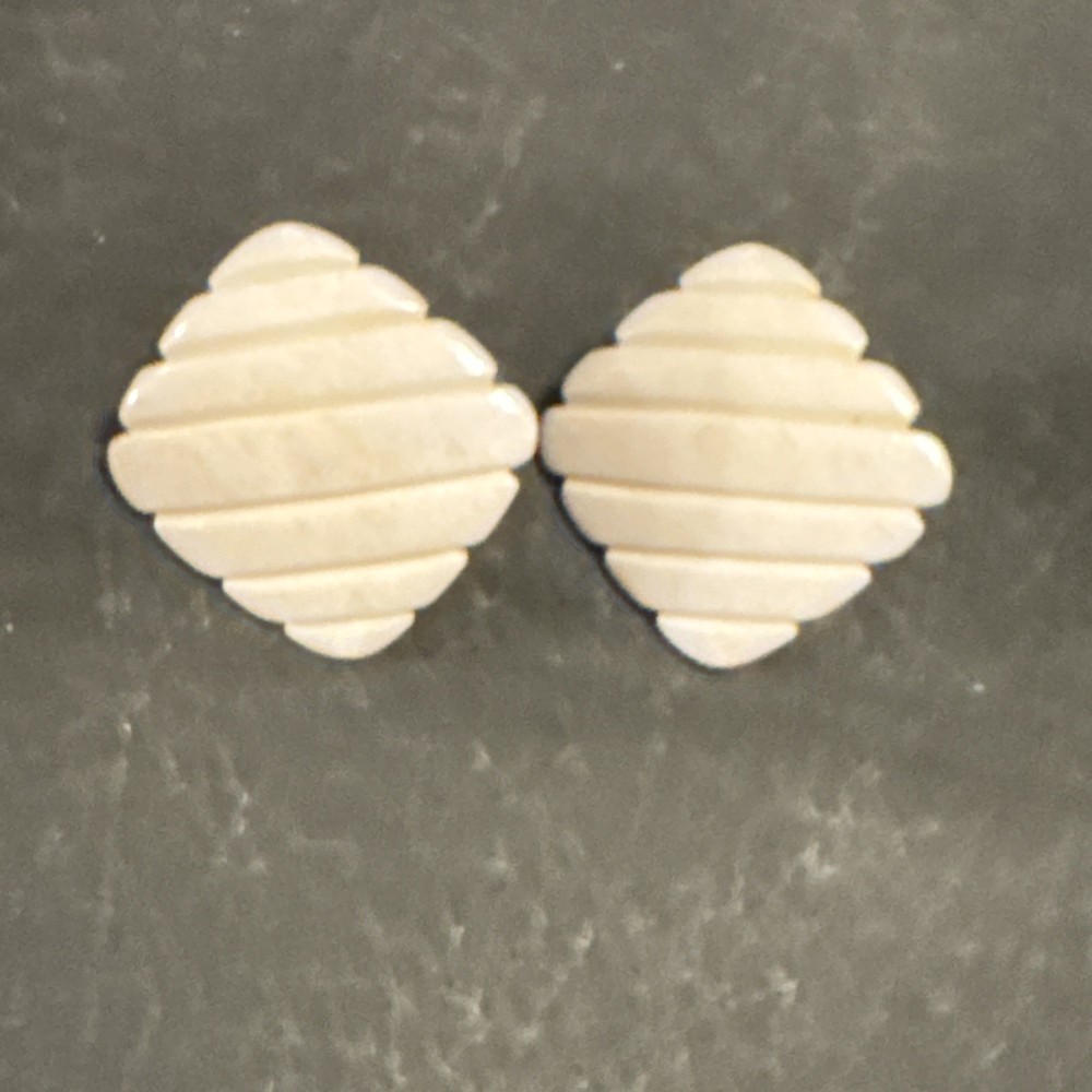 VTG Carved Clip On Earrings Cream Color