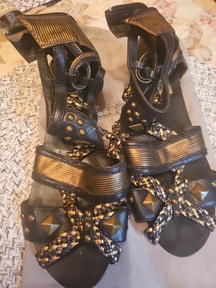 Women's Ziggy Girl Naughty Monkey Size 6 Flat Sandals Black And Gold