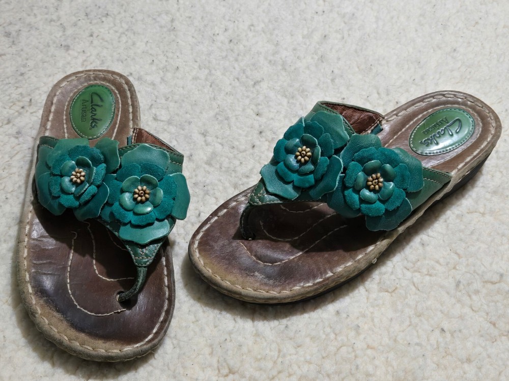 Clarks Artisan Green Blue Teal Leather Thong Sandals with Floral Design Size 7.5 M