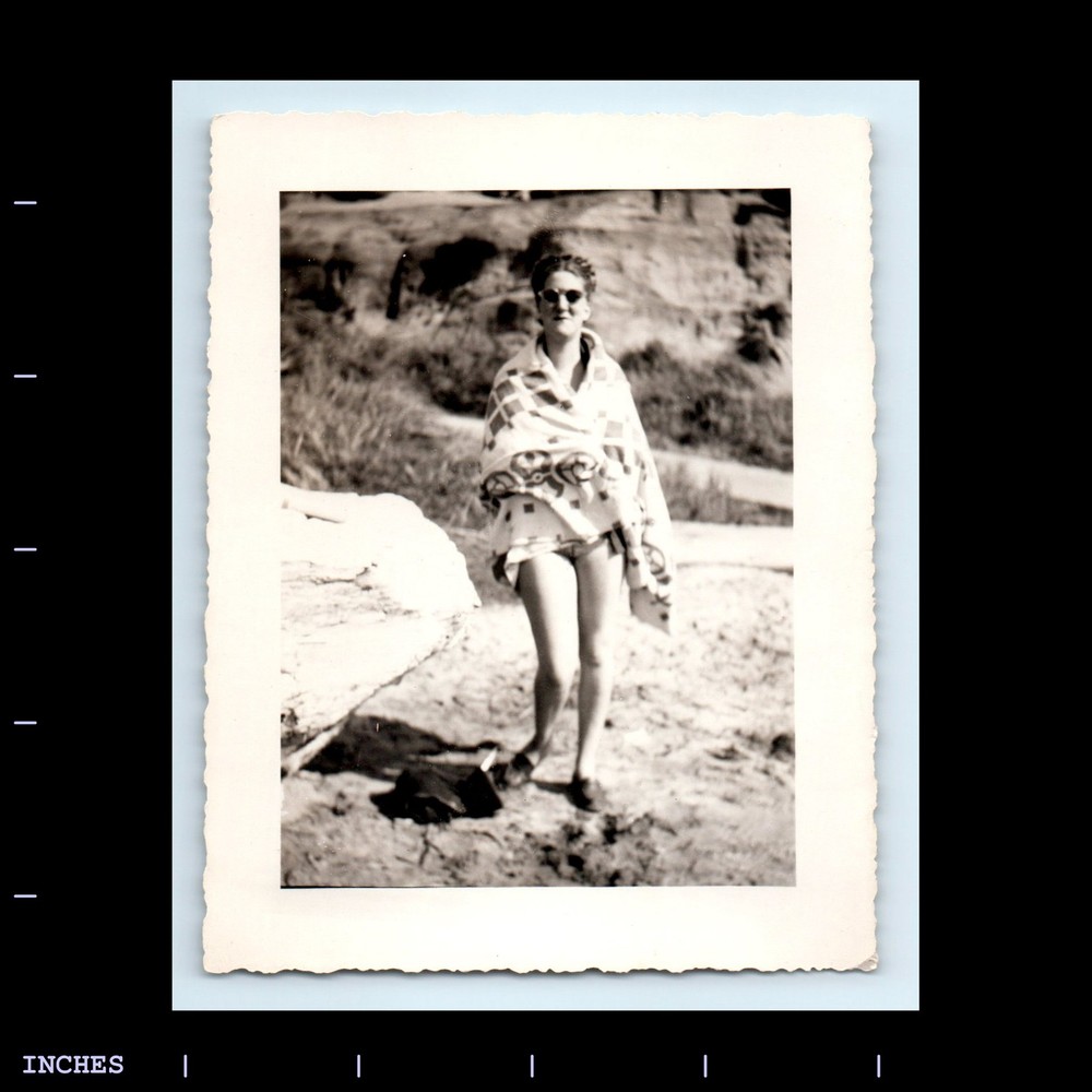 Old Vintage Photo LEGGY WOMAN SEXY POSE BEACH SCENE WEARING TOWEL