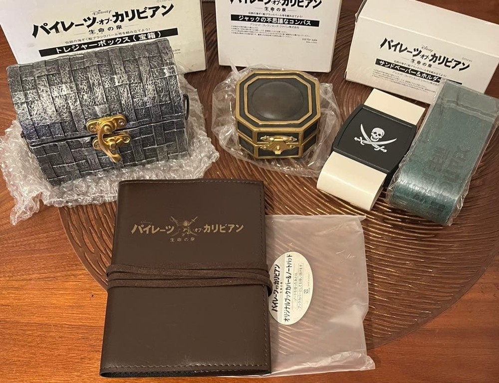 Hachette Pirates of the Caribbean treasure chest compass book cover #0c65fa