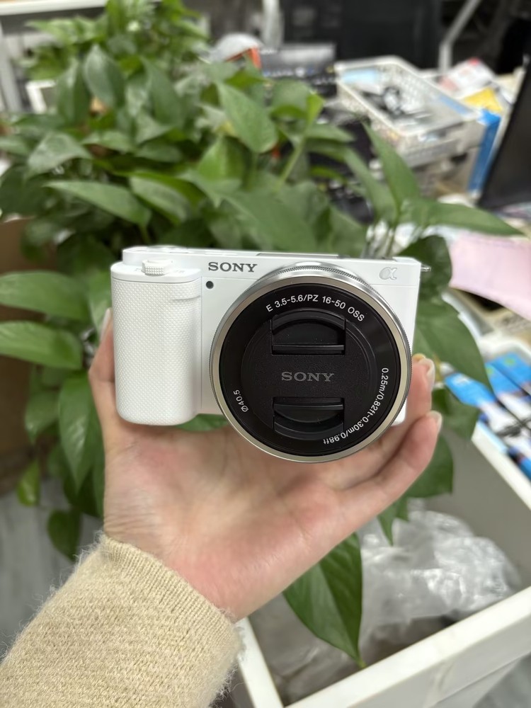 Sony Alpha ZVE10 4K Mirrorless Interchangeable Lens 16-50mm Work well WHITE