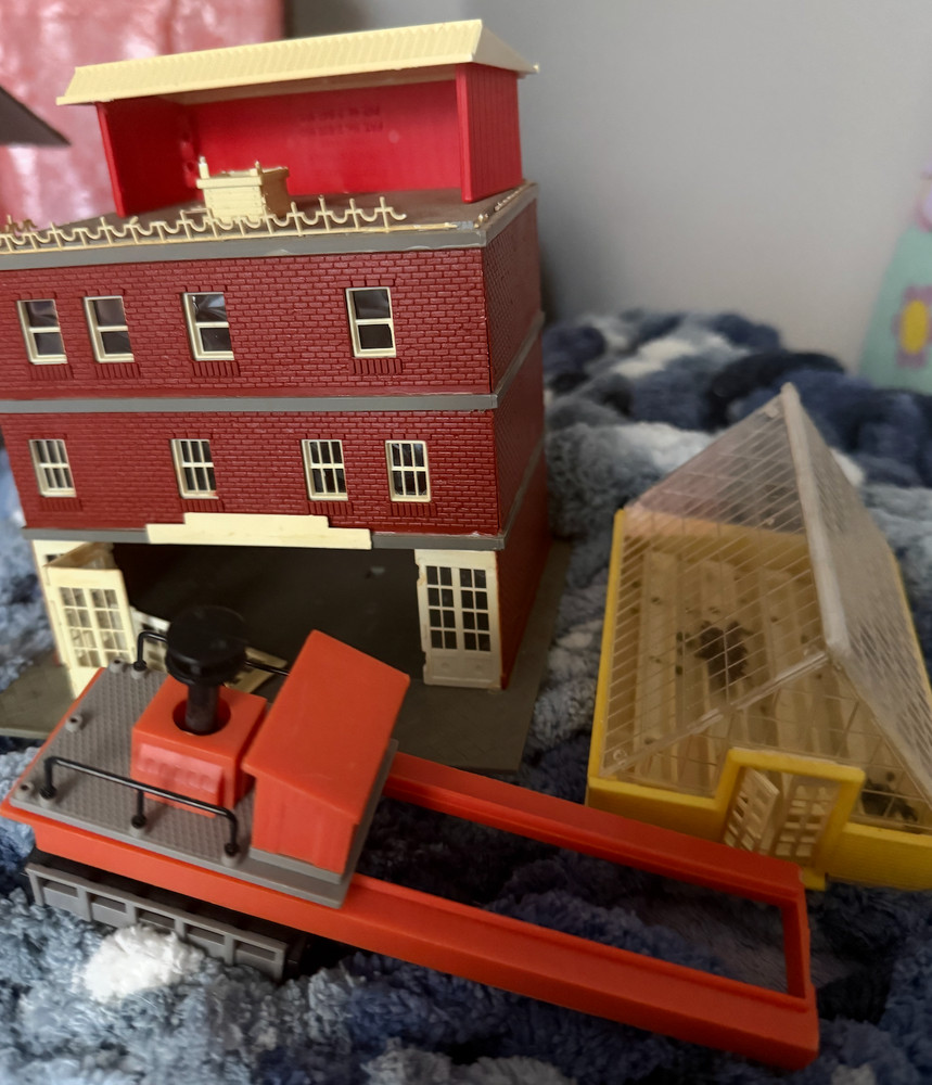 Vintage -HO Scale Large Built Building Lot of 4 mixed type of buildings/items