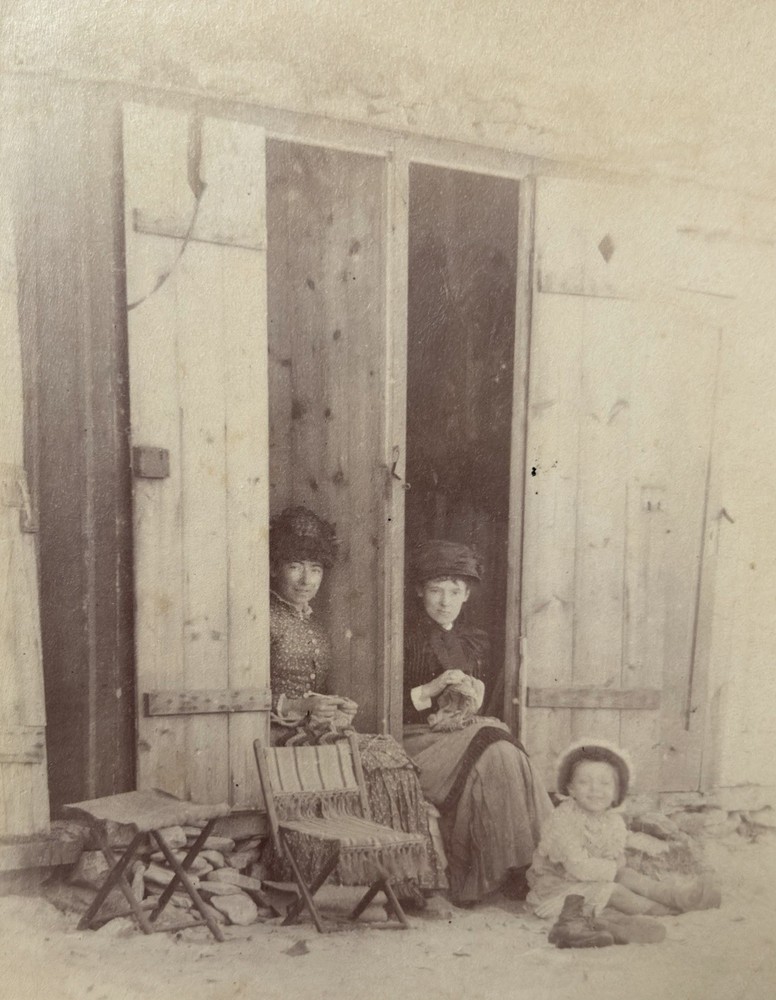 Madagascar, European Women and Children Inhabitants of Antananarivo, 1860 »