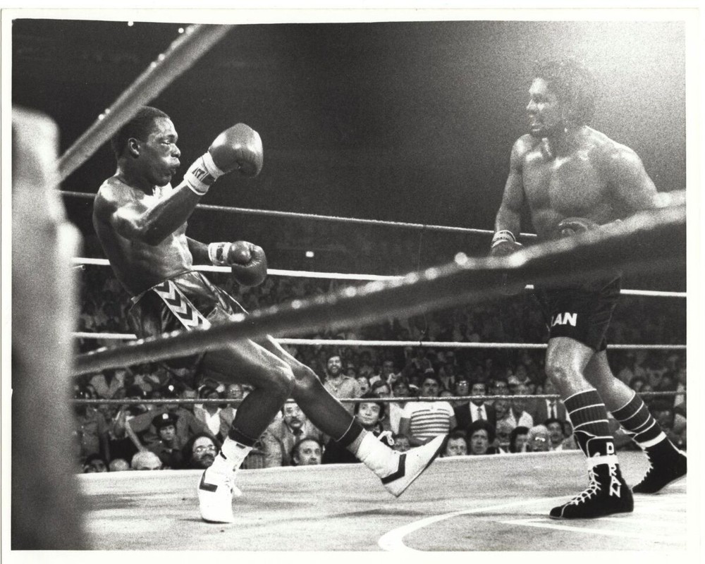 Davey Moore Vs Roberto Duran On The Ring Black And White 8x10 Picture Celebrity